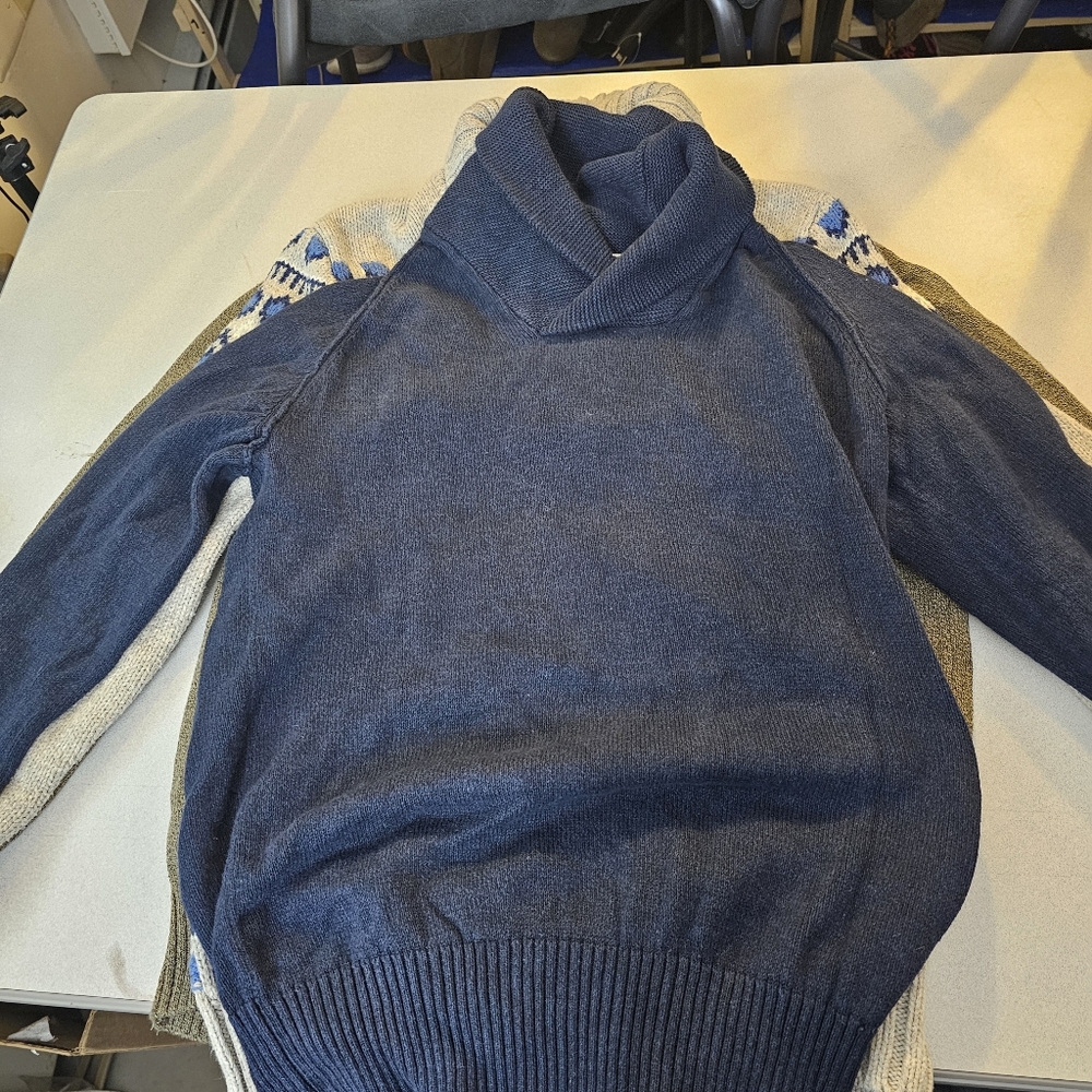 Sweaters Young Men's Pullovers Bundle of 3 Navy,Argyle Tan Brown sz S & M - Picture 4 of 7